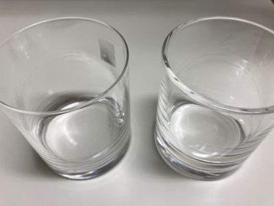 今回の研究で使用した２種類の無職透明なグラスの写真。左が薄いグラスで、右は厚いグラスです