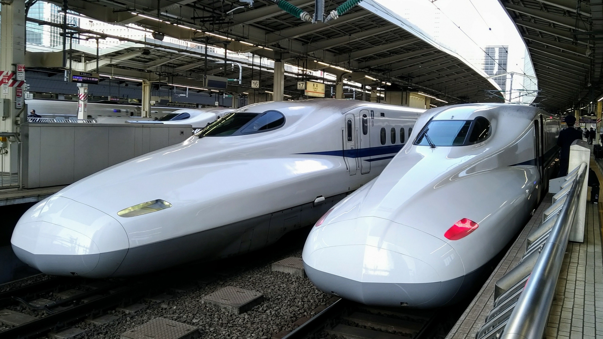 東京駅に停車する東海どう新幹線「のぞみ」の写真です