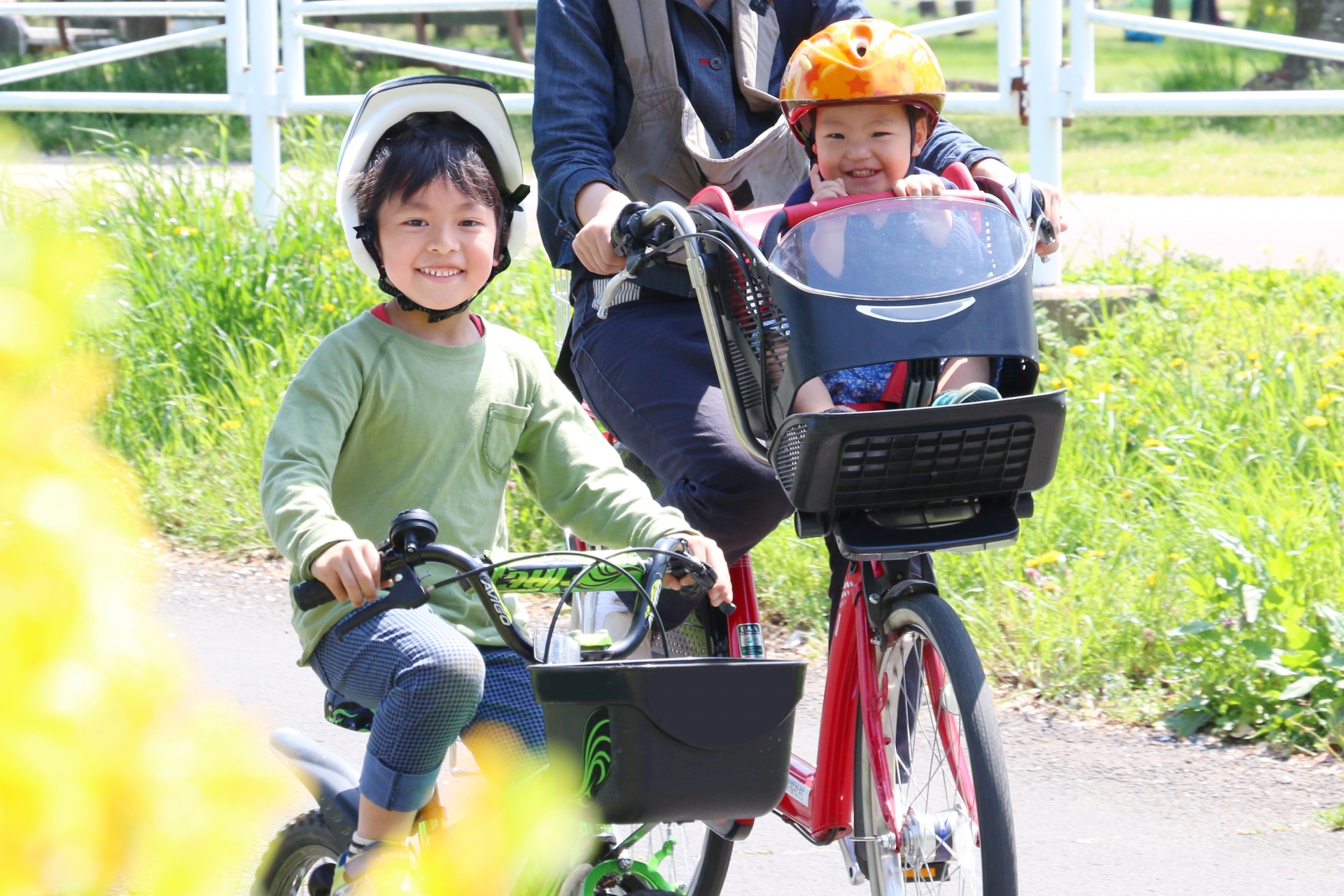 ヘルメットを着用して自転車にのる子ども