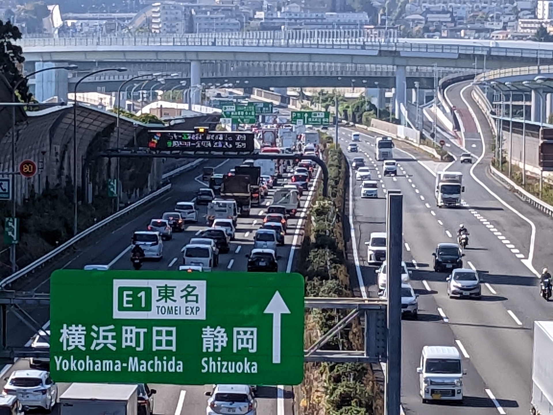 とうめい高速どうろくだり線の渋滞。場所は横浜・青葉インターチェンジ付近。