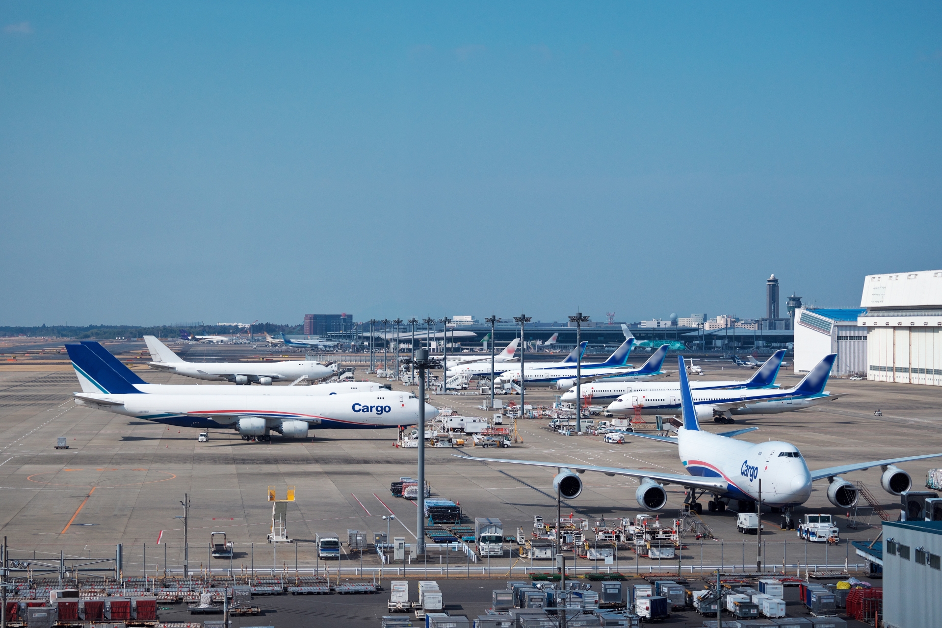 成田空港に駐機する航空機の写真