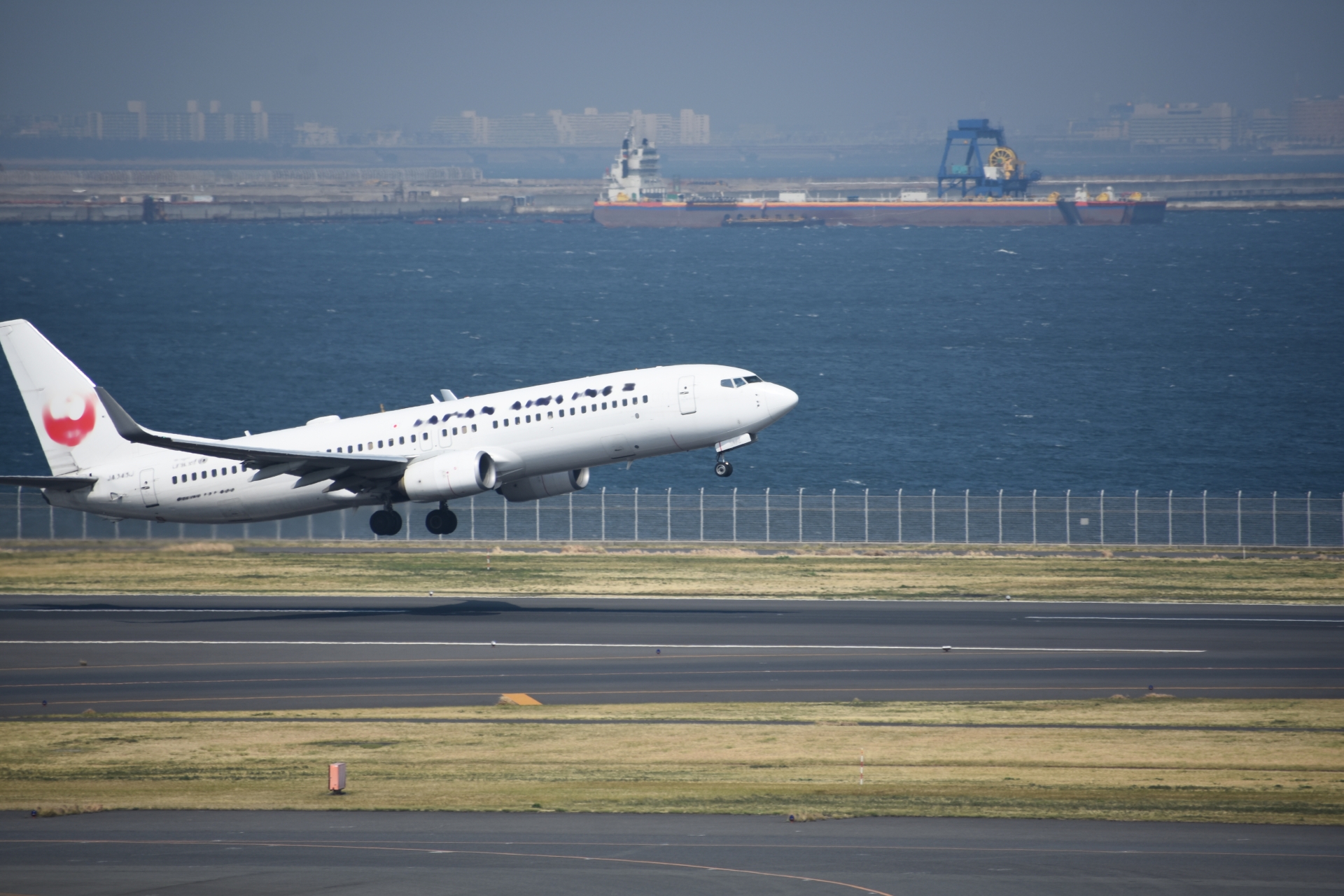 羽田空港を離陸する旅客機