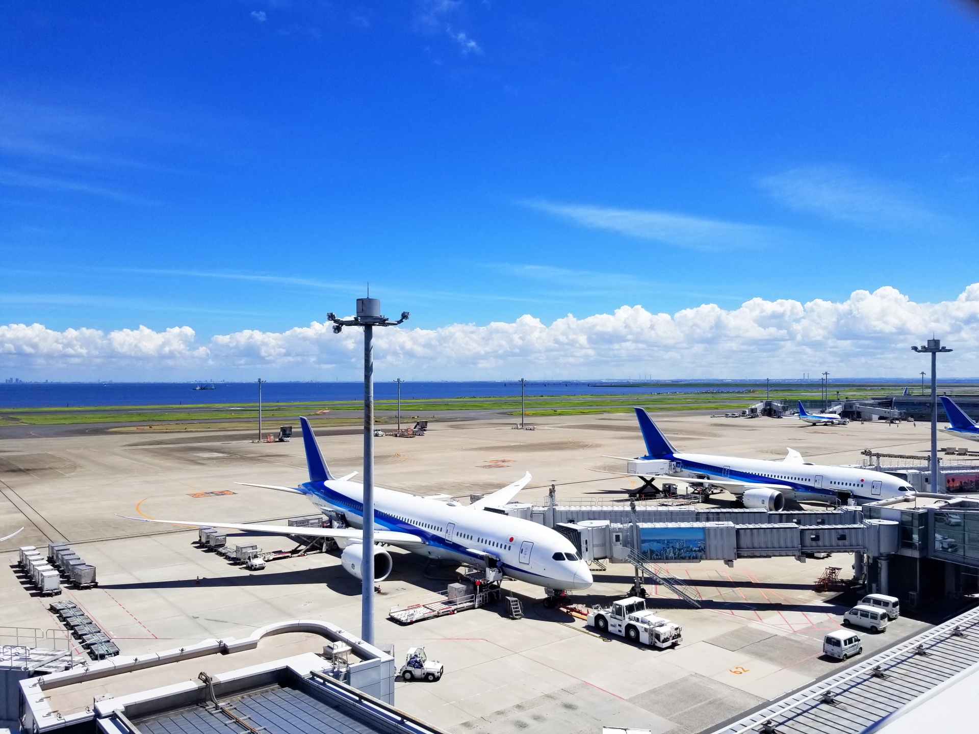 羽田空港に駐機する航空機