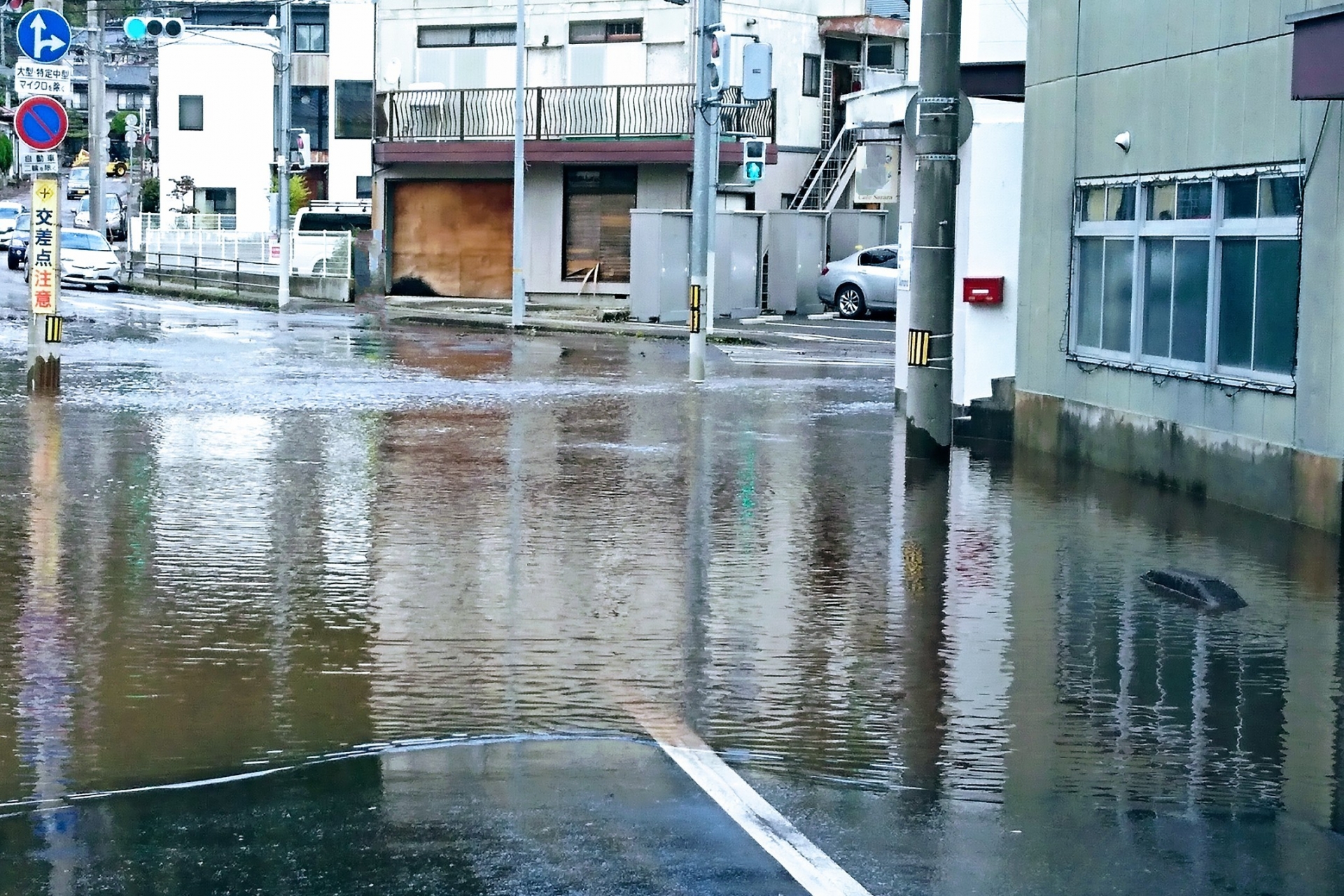 台風が過ぎ去ったあとに冠水した道路の写真です