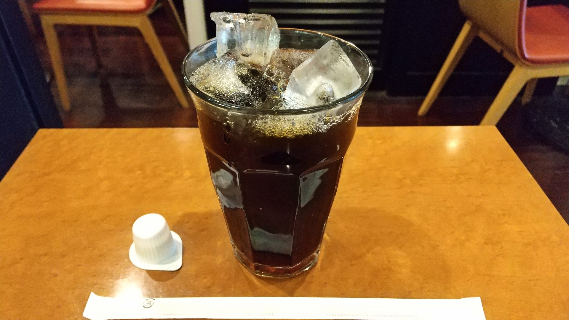 グラスにそそがれたアイスコーヒーの写真です