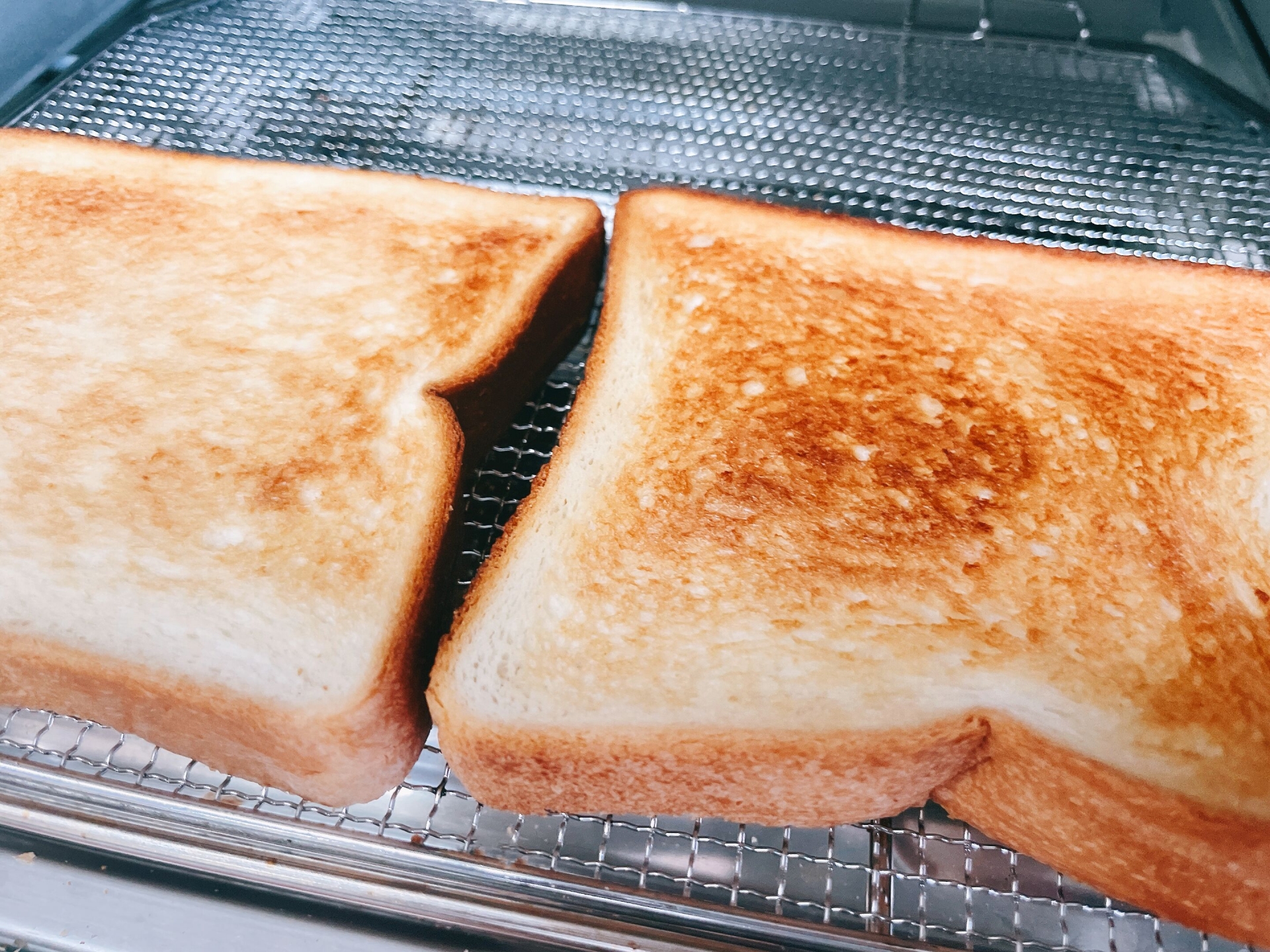 トースターでリベイクしている食パン