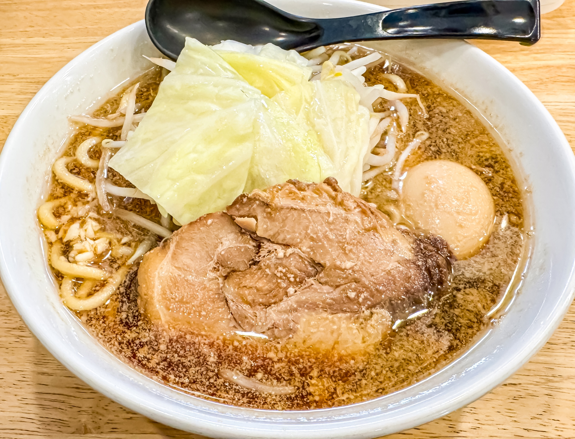 とんこつ魚介スープのラーメン。チャーシューと煮卵、キャベツがトッピングされています