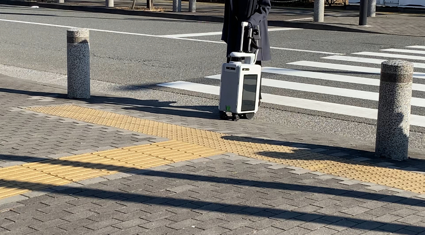 段差をらくらくのりこえるエーアイスーツケースの写真