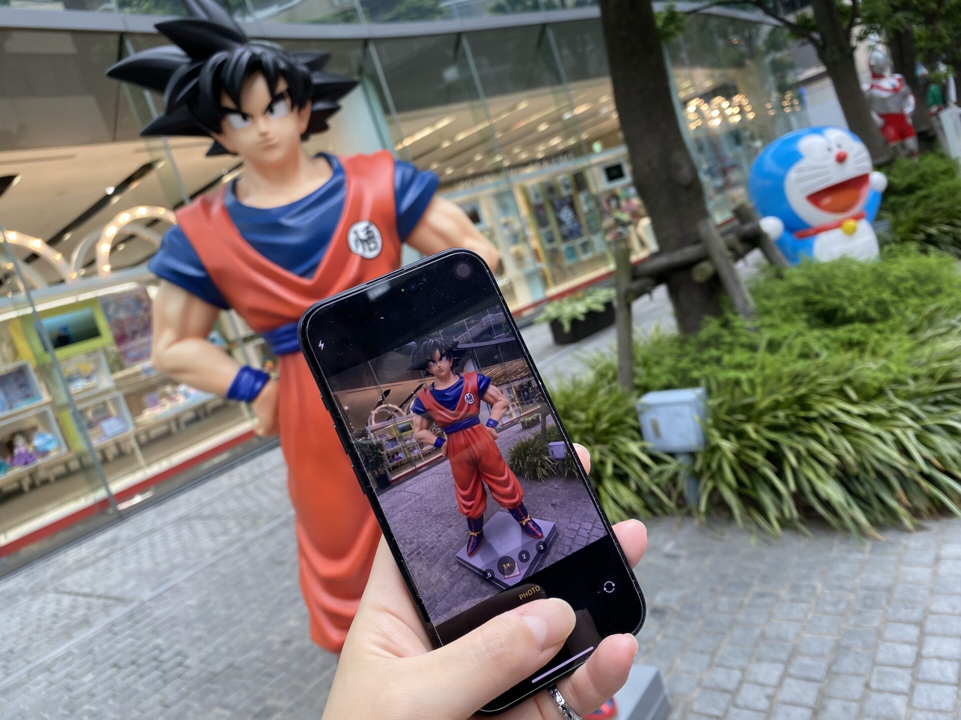 スマホに搭載したアプリのエンヴィを使って目のまえのドラゴンボールの人形を撮影している写真