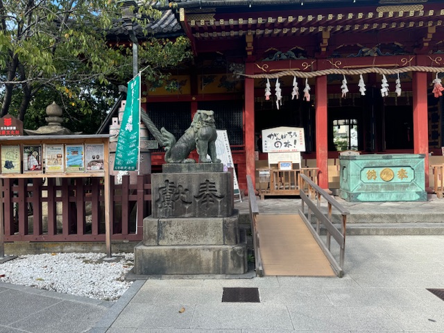 昼の「浅草神社」の写真。大きなさいせんばこの前に階段が2段あります。その横には緩やかな傾斜のスロープがあり、車いすやベビーカーなどでも参拝しやすくなっています