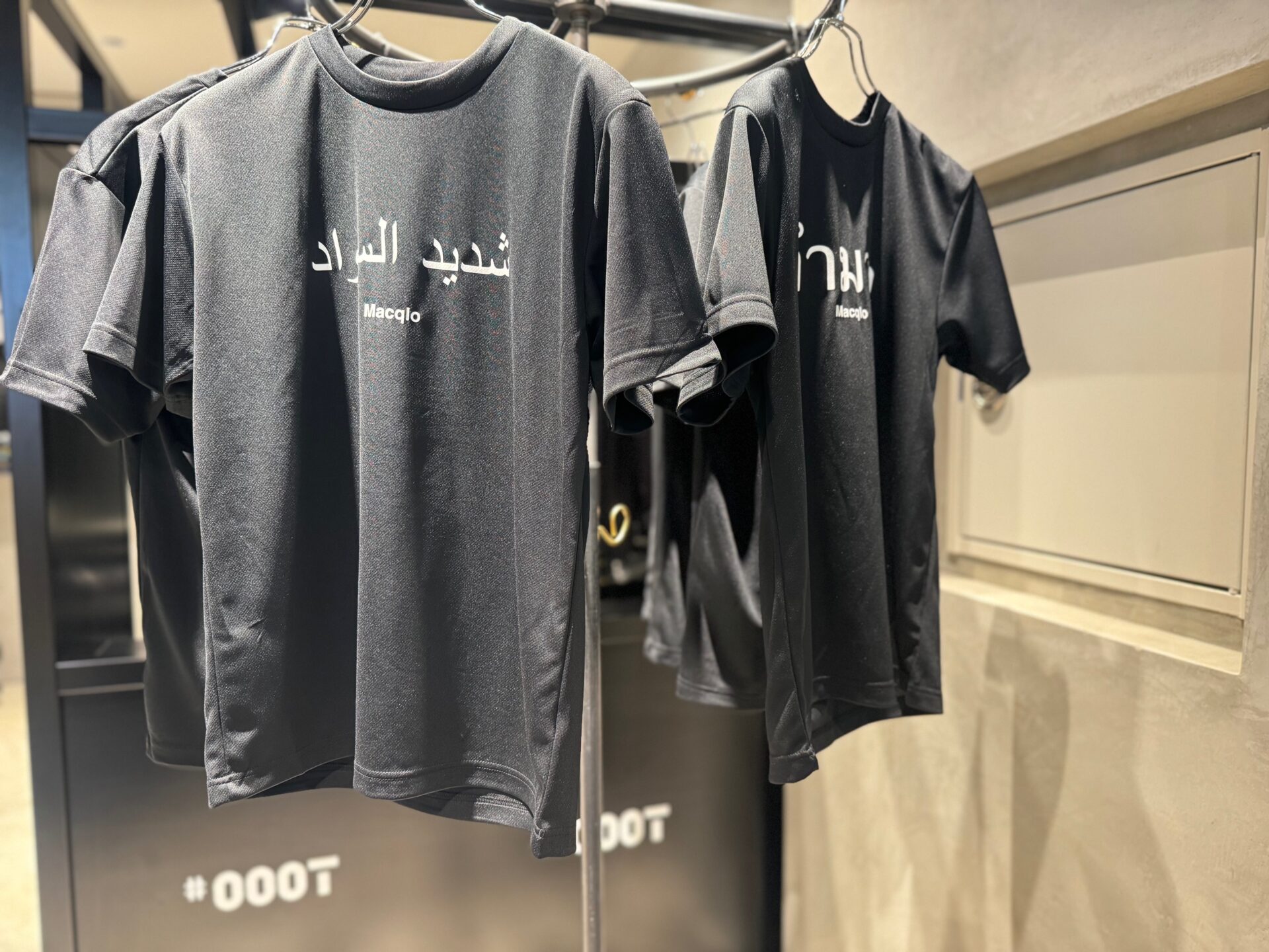 店舗限定Tシャツ2種類がハンガーにかかっている写真