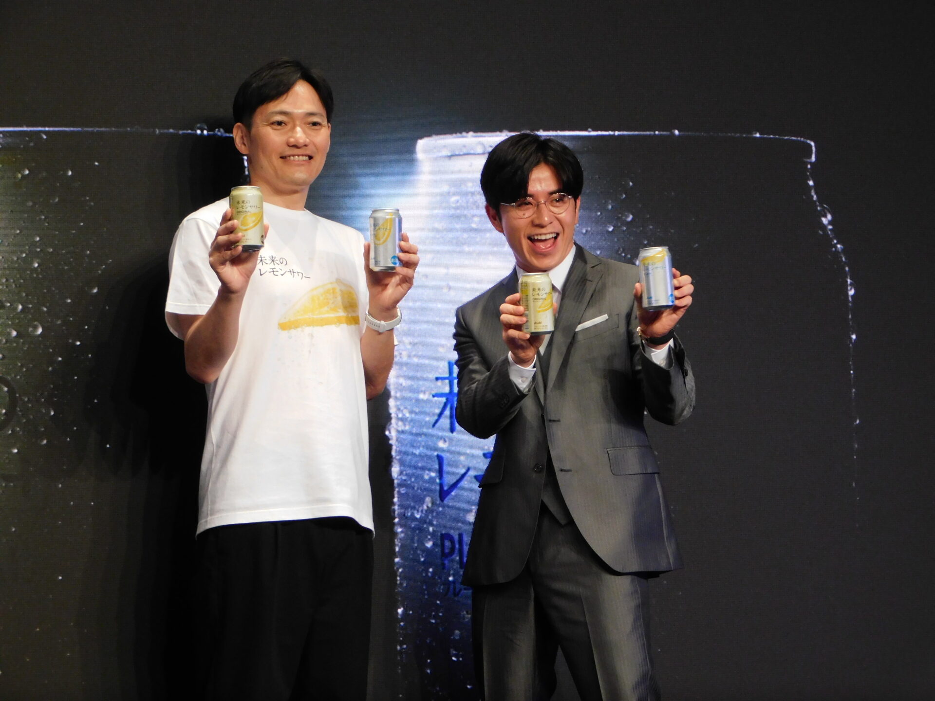 ６月３日、東京・原宿で開催された発売記念イベントに登壇したアサヒビールのかじうらみずほ・マーケティング本部長とタレントの藤森慎吾氏の写真です