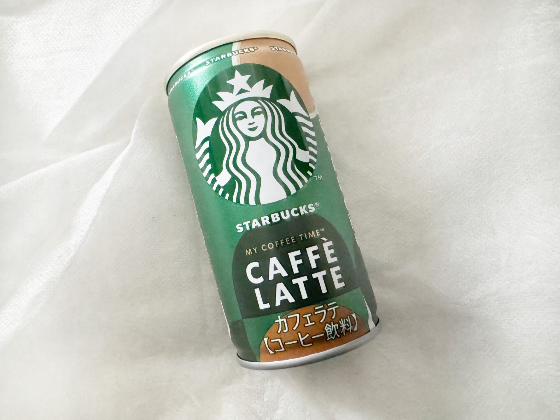 スターバックスマイコーヒータイムカフェラテの商品写真。全体的にベージュとグリーンがベースのカラーリングで、中央にスターバックスのロゴがデザインされています。なお、こちらものみきりタイプです。通常の缶コーヒーよりひとまわり小さいサイズです