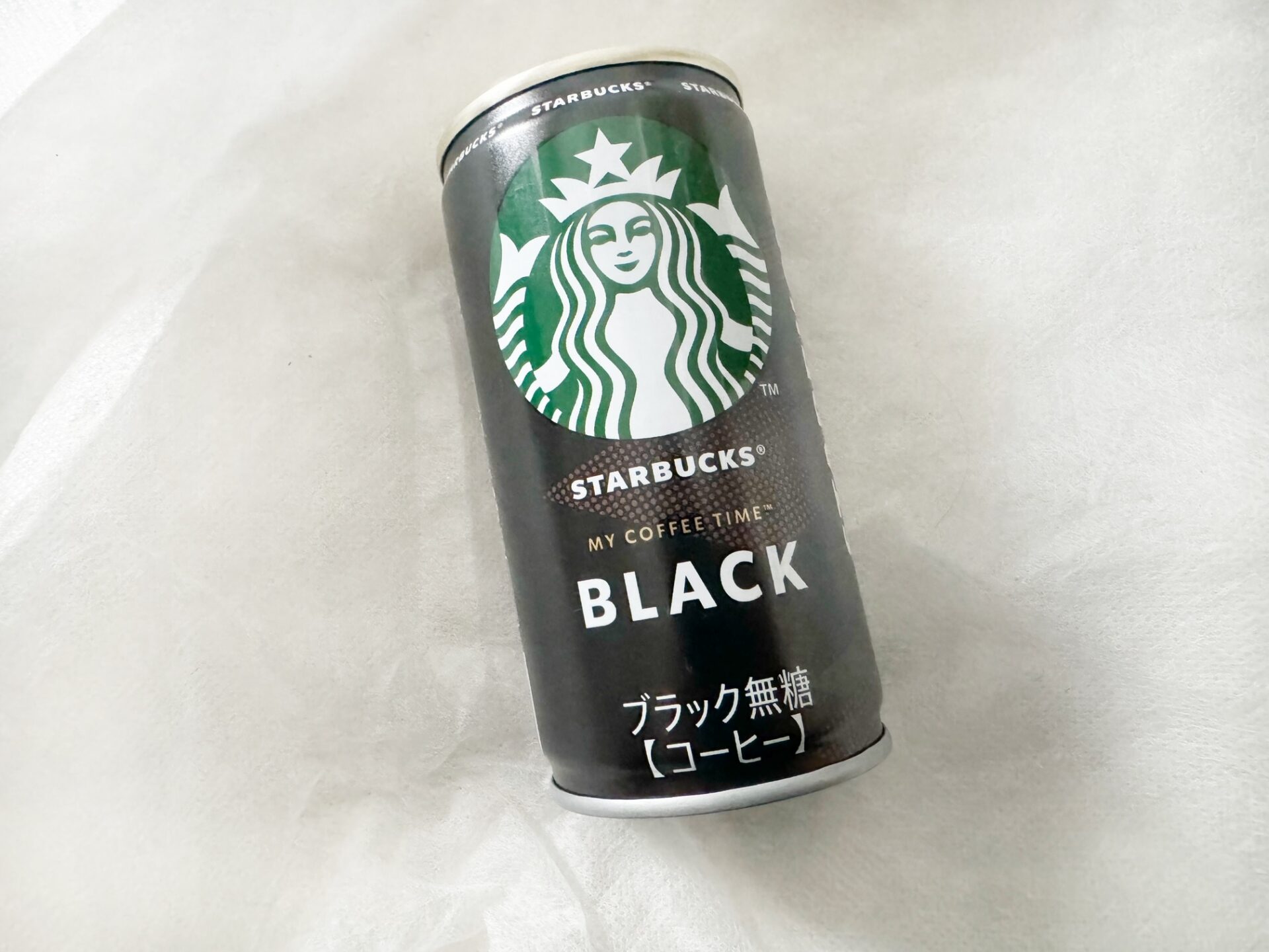 スターバックスマイコーヒータイムブラックの商品写真。全体的にくろっぽいカラーリングで、中央にスターバックスのロゴがデザインされています。なお、のみきりタイプで通常の缶コーヒーよりひとまわり小さいサイズです