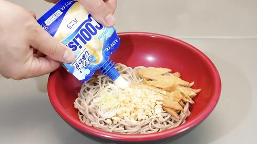 富士そばの「冷やしたぬきそば」とロッテの飲むアイス「クーリッシュ」を組み合わせたコラボ商品「クーリッシュ冷やしたぬきそば」の写真です