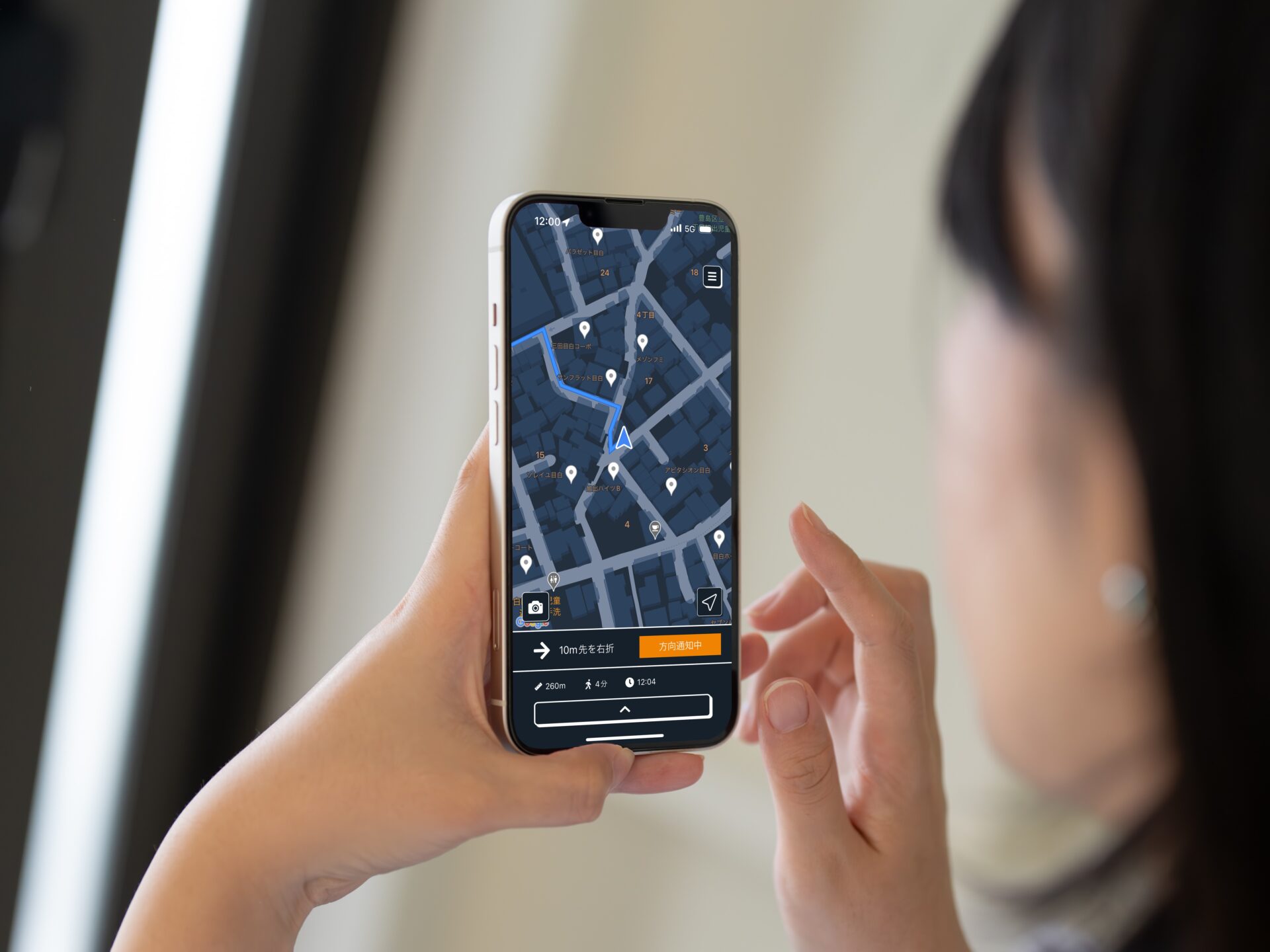 あしらせアプリでルート探索をする女性のてもとの写真
