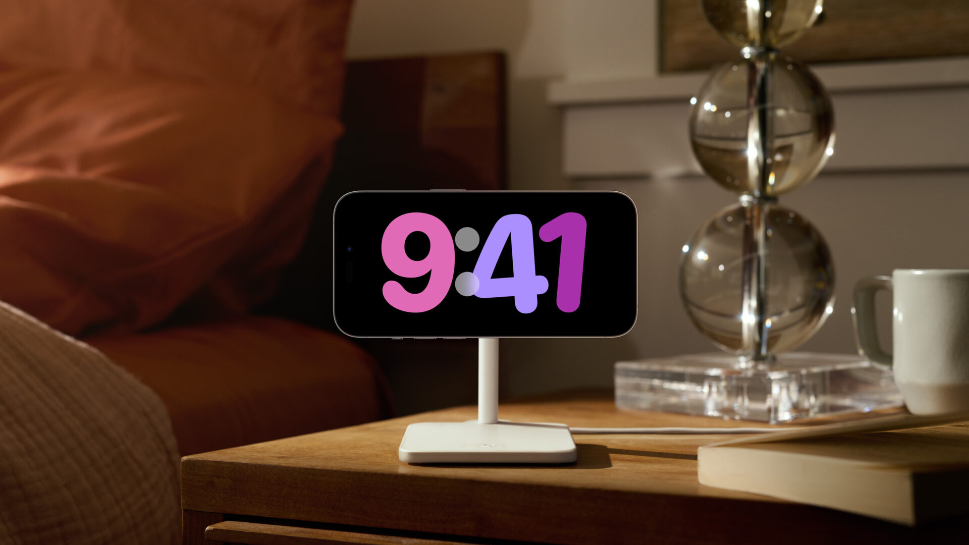 アイオーエス17のスタンバイのイメージ写真。 iPhoneを横向きに置いて充電している時にユーザーが情報をひとめで確認できるように表示するための新しい方法です。画面いっぱいに時間が表示されています