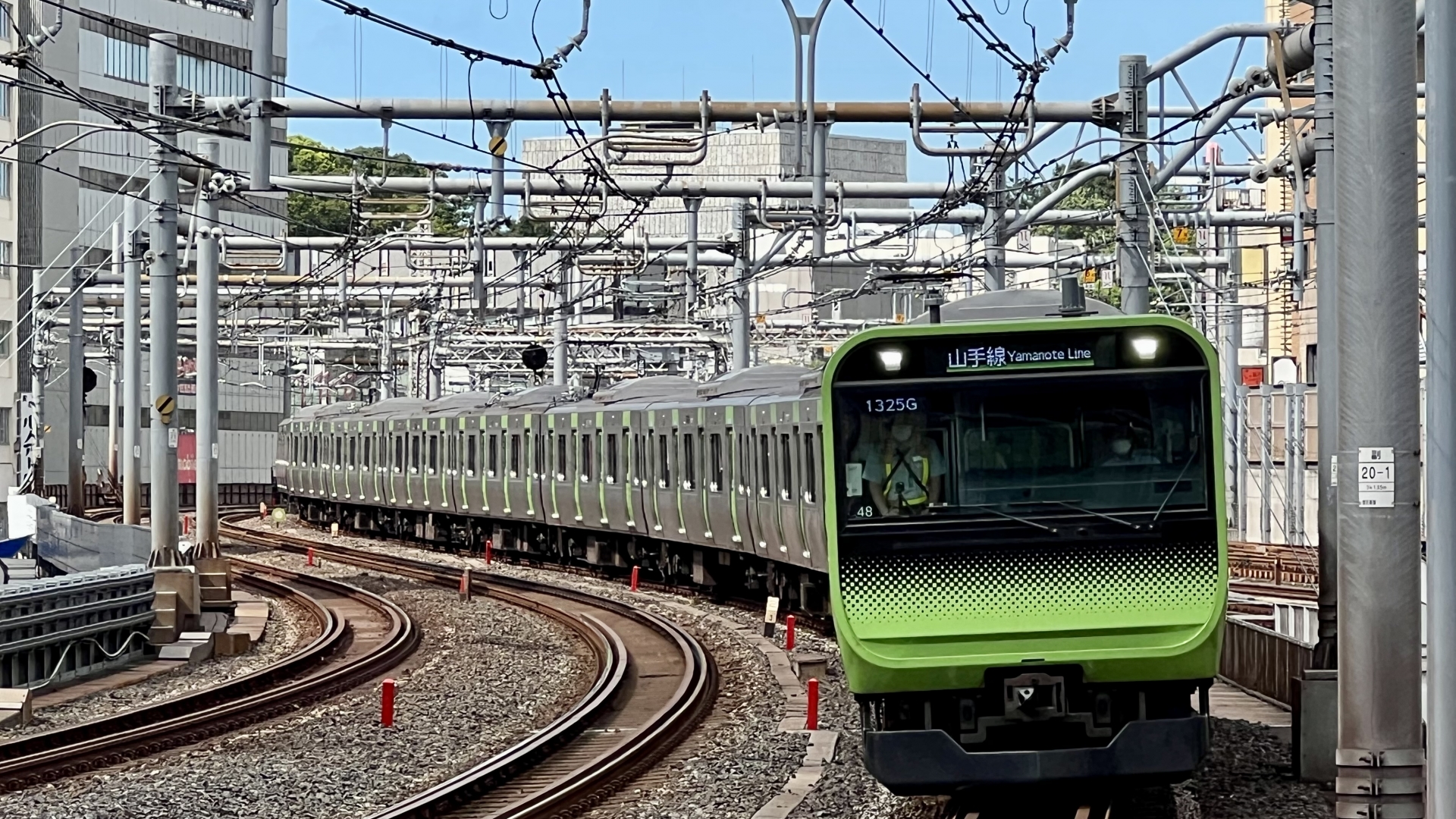 駅のホームに入線するやまのてせん