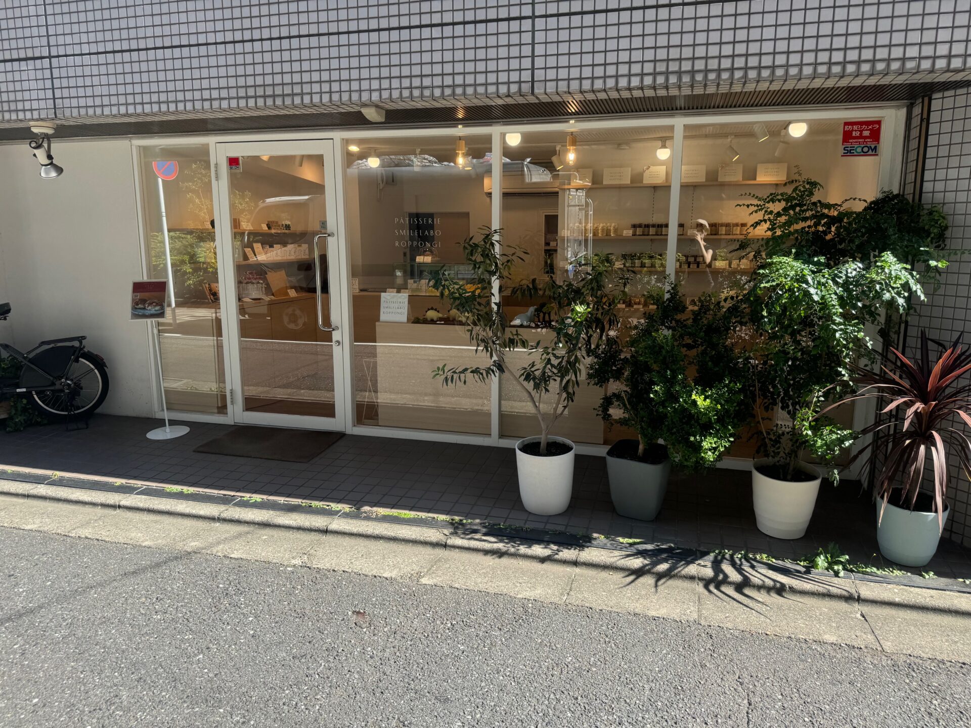 スマイルラボの店舗外観をそとから撮影した写真。ガラスばりでコンパクトな店内です