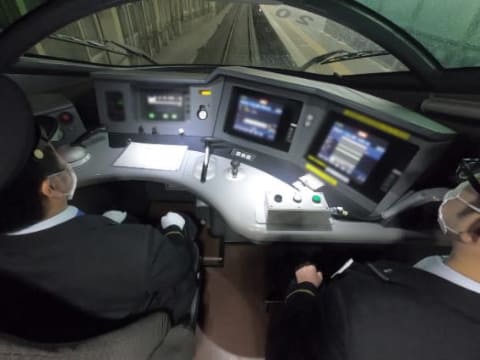 新幹線の運転席