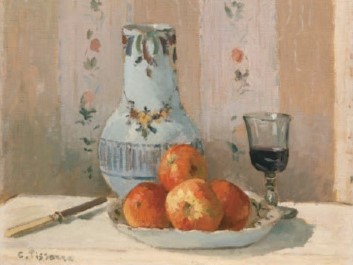 モチーフとなっているピサロの「リンゴ/ピッチャー」の作品。お皿のうえにおかれたりんごと、その奥に水差しとワイングラスのようなものが描かれた名画です